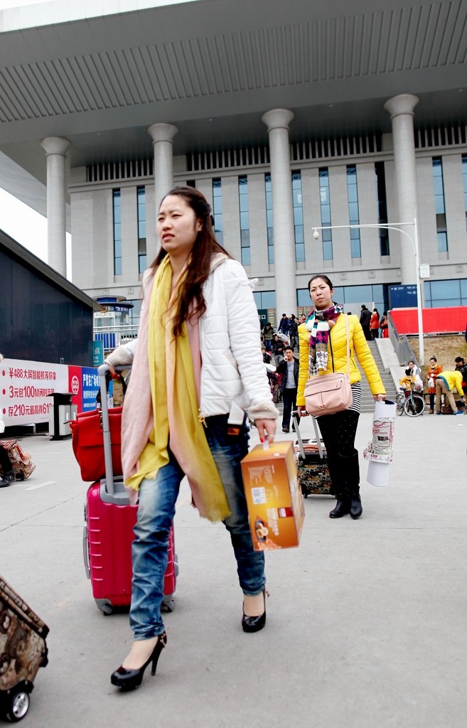 网络时代的温情邂逅，送美女回家与便捷下载之旅